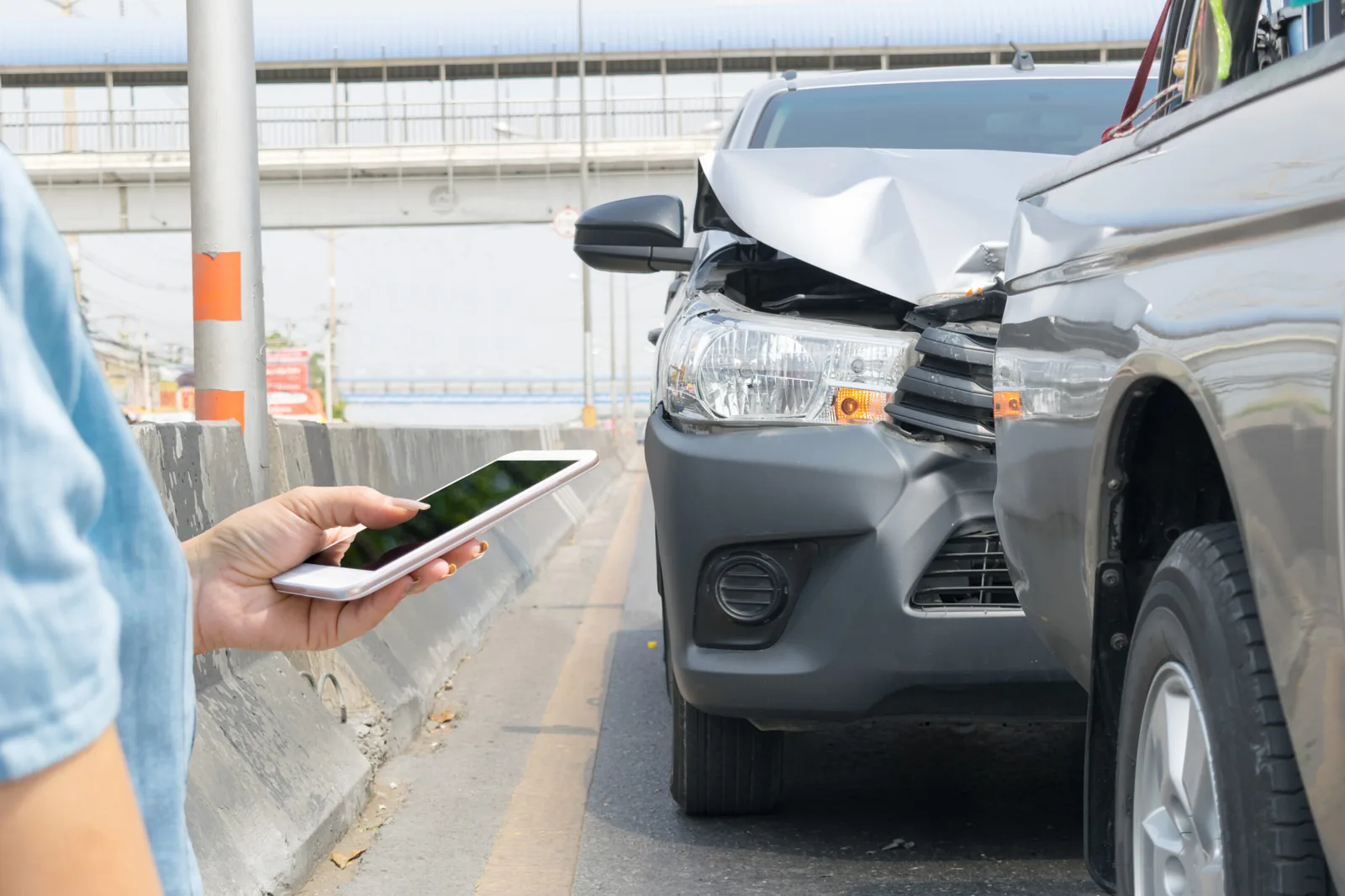 Conductrice utilisant son smartphone pour déclarer un incident sur la route
